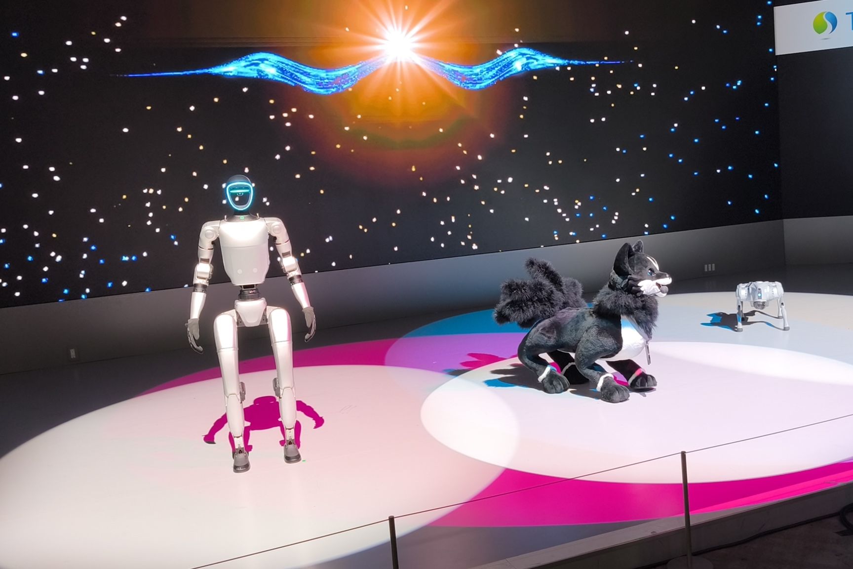 Ben, humanoider Roboter, auf einer Showbühne im Scheinwerferlicht.